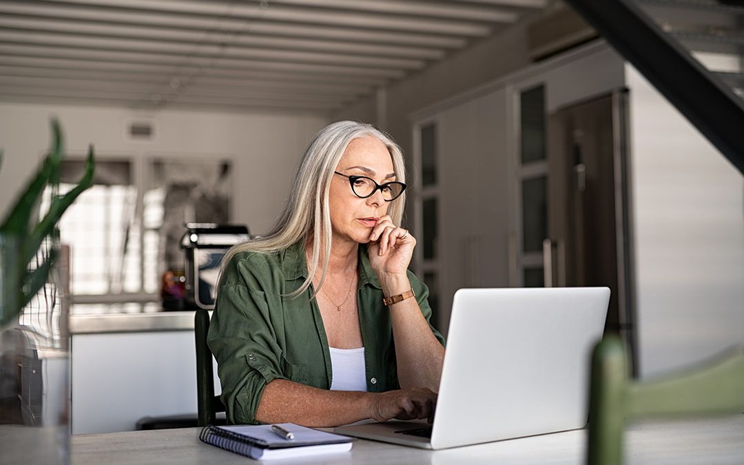 Focused,Old,Woman,At,Home,Using,Laptop.,Senior,Stylish,Entrepreneur